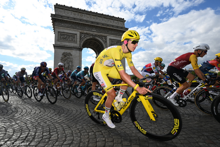 A szlovén Tadej Pogačar, az UAE Team Emirates – XRG versenyzője, a sárga vezetői trikó viselője halad el a Diadalív közelében a 113. Tour de France 2026 kerékpáros körverseny 21. szakaszán