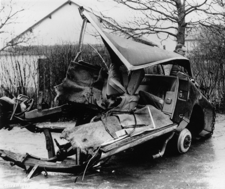 A Facel Vega személyautó roncsai, amelyben a francia író, Albert Camus életét vesztette a franciaországi Villeblevin településen 1960. január 4-én