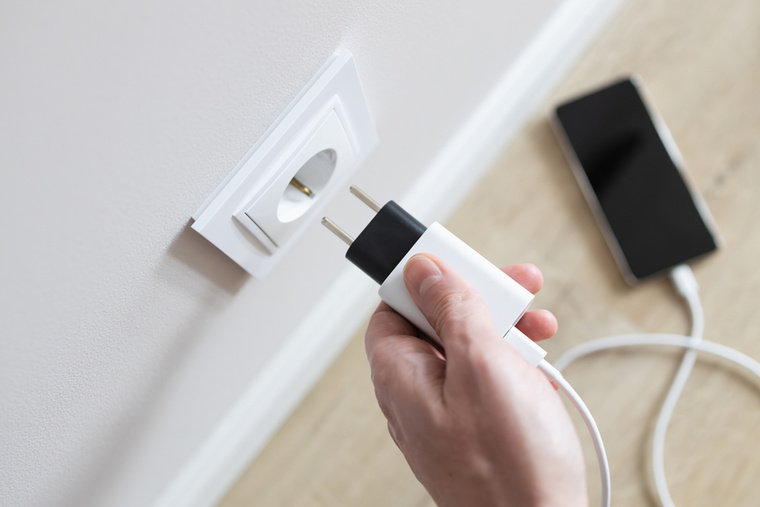 TöltőkA telefontöltők, laptop töltők és elektromos fogkefék aljzatai akkor is termelnek némi hőt, ha nincs hozzájuk csatlakoztatva eszköz