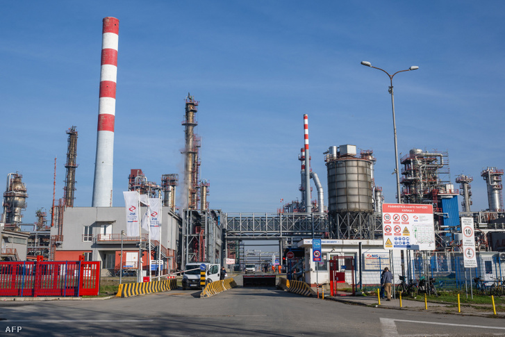Ez a felvétel a Szerbiai Kőolajipari Vállalat (NIS) pancsovai olajfinomítóját mutatja 2025. december 10-én