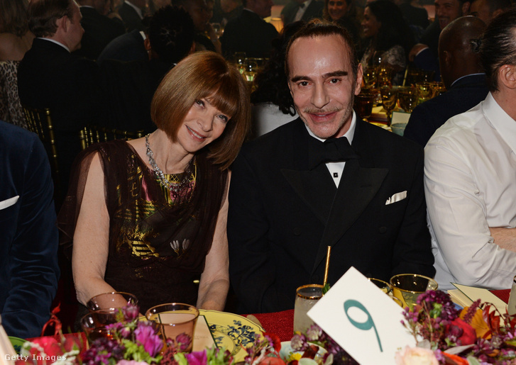 Anna Wintour és John Galliano részt vesznek az Evening Standard napilap díjátadó partiján 2018. november 18-án Londonban