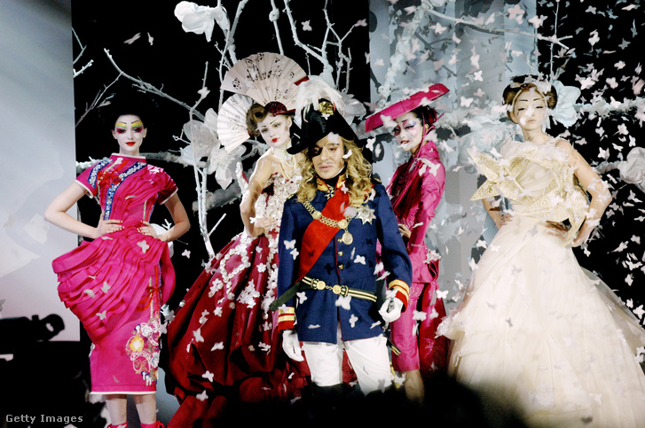 John Galliano híres volt arról, hogy mindig furcsa jelmezben jelent meg a divatbemutatói végén, itt a 2007-es tavasz-nyári Dior haute couture kollekció egy részével 2007. január 22-én Párizsban