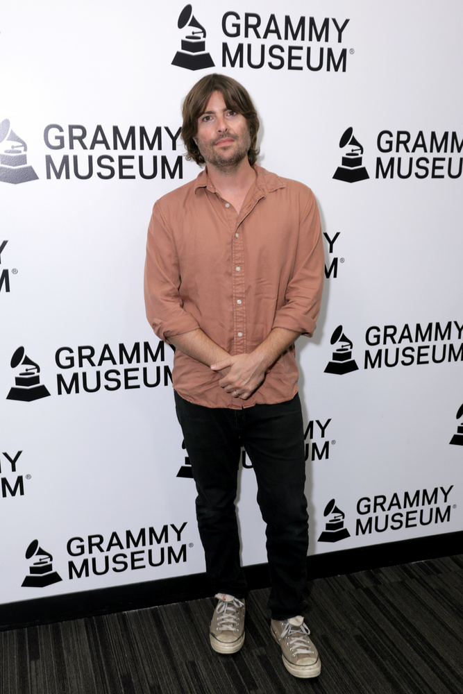 A való életben Robert Schwartzman egészen más módon hódítja meg a közönséget: zenészként