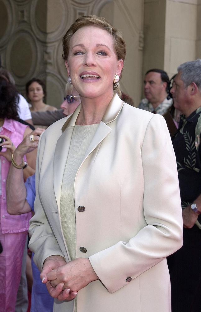 Julie Andrews (Clarisse Renaldi)Julie Andrews, aki a Neveletlen hercegnő filmekben Clarisse Renaldit, Mia apai nagymamáját és Genovia királynőjét alakította, a filmek után is rendkívül aktív maradt.