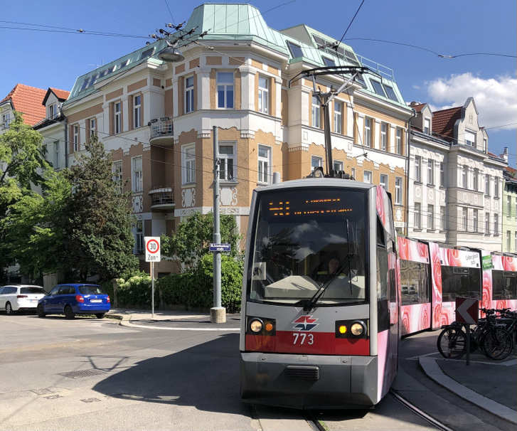A híres piros villamos Bécsben, de piros a busz is