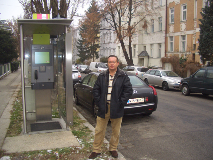 A szerző annál a bizonyos telefonfülkénél, mely ma is áll, igaz felújították