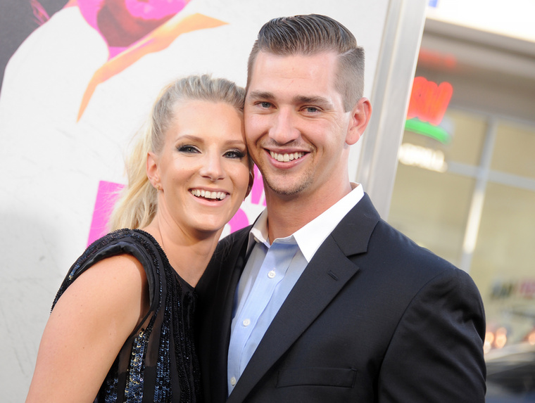 Heather Morris és Taylor HubbellHeather Morris és későbbi férje, Taylor Hubbell ugyanabba az arizonai középiskolába jártak, mégsem találkoztak akkoriban