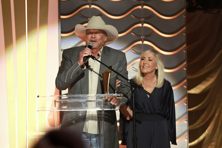 Alan Jackson és Denise JacksonAlan Jackson és Denise Jackson még tinédzserként ismerték meg egymást a georgiai Newnanben, majd 1979 decemberében összeházasodtak, jóval azelőtt, hogy az énekes befutott volna a zeneiparban