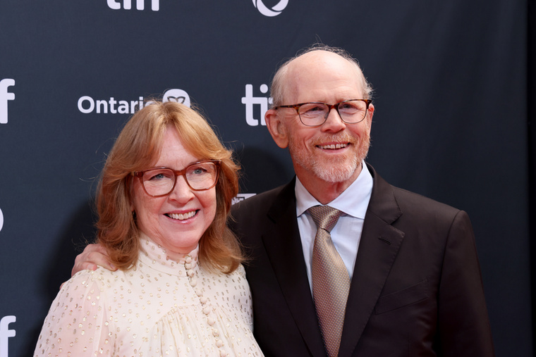 Ron Howard és Cheryl HowardRon Howard, a Happy Days egykori sztárja és Oscar-díjas rendezője, több mint öt évtizede él boldog házasságban azzal a nővel, akit még középiskolás korában ismert meg