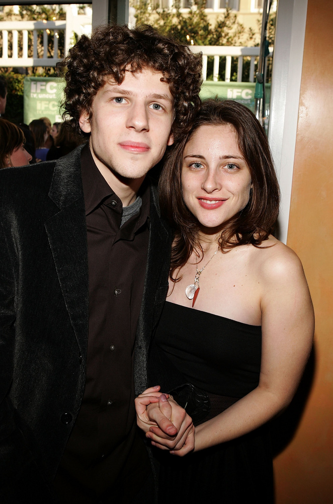 Jesse Eisenberg és Anna StroutJesse Eisenberg és Anna Strout 2001-ben találkoztak Az uralkodó klubja című film forgatásán, ahol Anna produkciós asszisztensként dolgozott