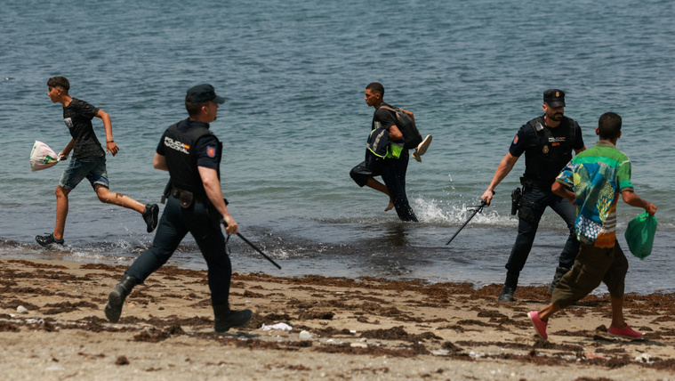 Totális a káosz Ceuta miatt, mellbevágó képeken a lesújtó valóság