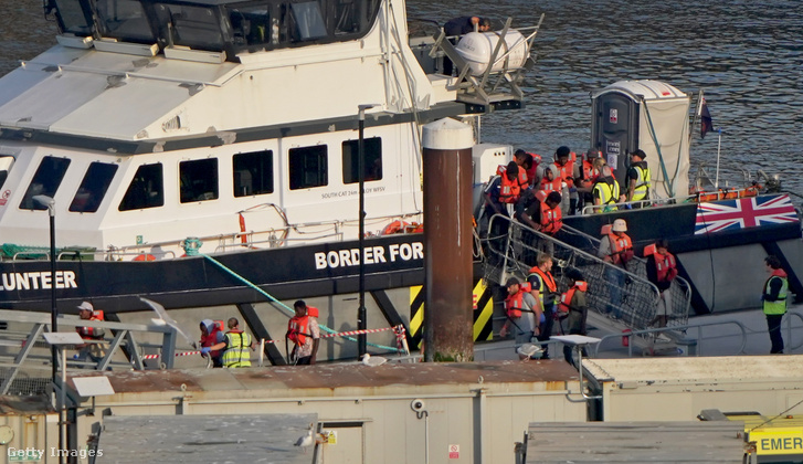 A La Manche csatornán történt kishajós incidens után egy, feltehetően migránsokból álló csoportot szállítanak át a Határbiztonsági Parancsnokság hajójáról a kentbeli Doverben található Határbiztonsági Parancsnokság telephelyére 2026. augusztus 3-án