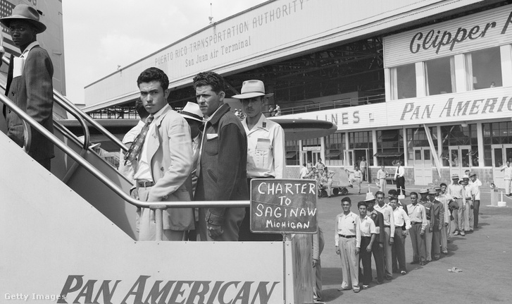 Utasok várakoznak a San Juan-i repülőtéren az 1950-es években