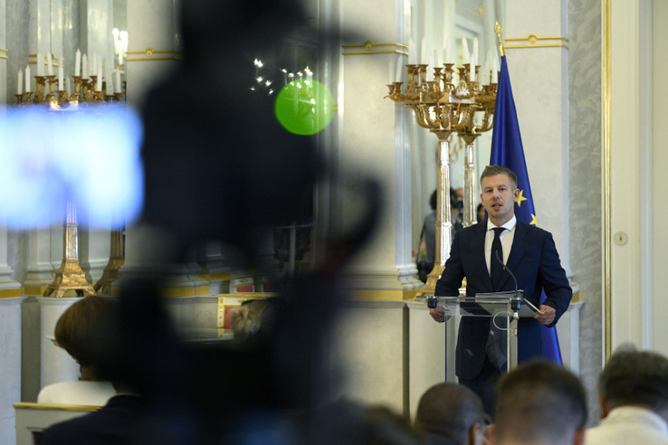 Mutatjuk, hogy teljesítettek a magyarok, amikor a legjobban spóroltak − mást mutatnak Magyar Péter és a MAVIR számai