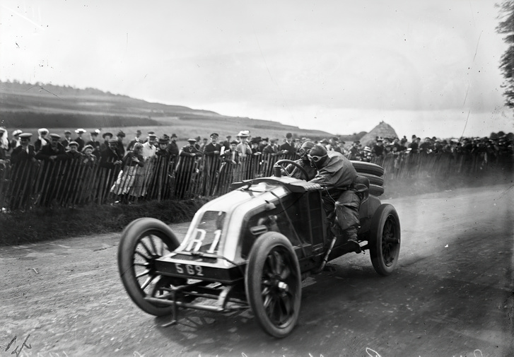 Szisz Ferenc Renault AK típusú versenyautója a Francia Autóklub Nagydíján (Grand Prix de l’ACF) az Eu-i viaduktnál, 1907. július 2-án