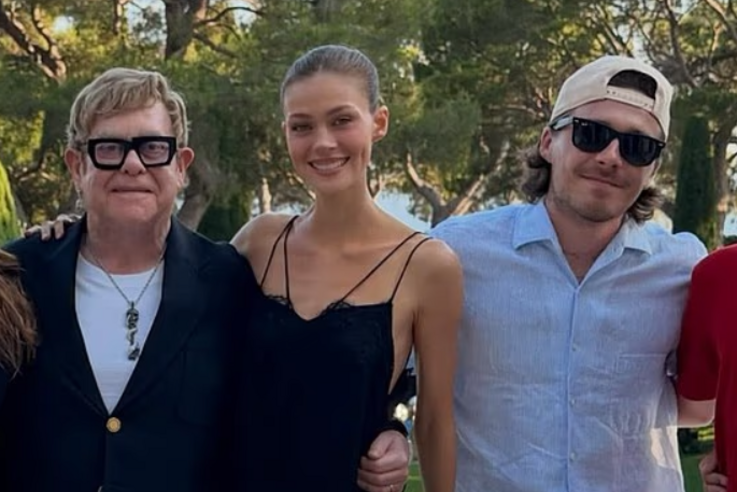 Csaknem botrányba fulladt a Beckham család nyaralása, Elton John és a 15&nbsp;millió fontos villája kellett a nyugalomhoz