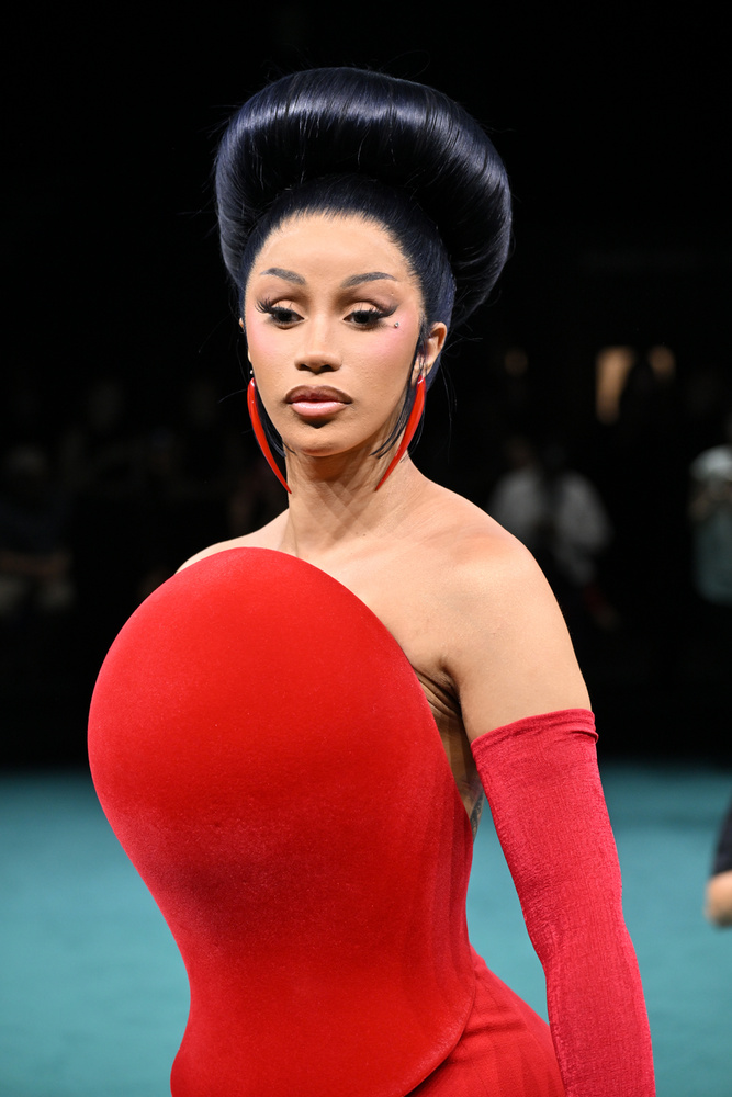 Cardi BCardi B elmondása szerint szerény körülmények között nőtt fel, szülei becsületes, de rosszul fizető munkákat végeztek, és úgy érzi, a nehéz környezet formálta őt