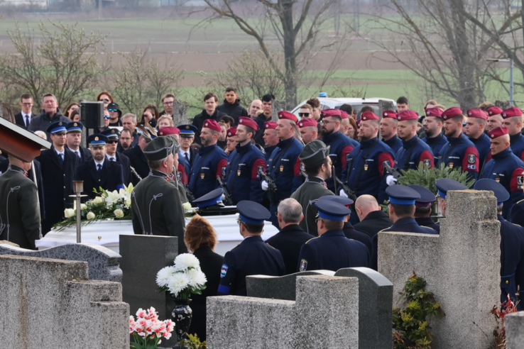 A gyászoló apa állítja: még a jogsiját se vették el a férfinek, aki halálra gázolta a fiatal rendőrt Veszprémnél