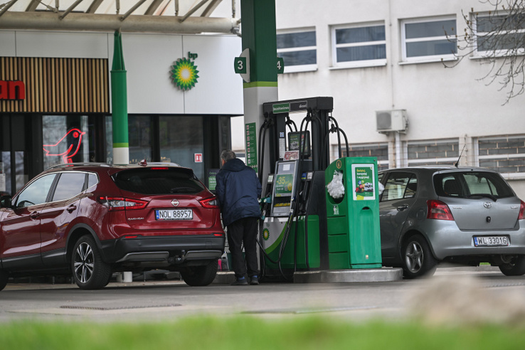 Váratlan fordulat jöhet: Magyar Péternek döntenie kell a benzinárakról