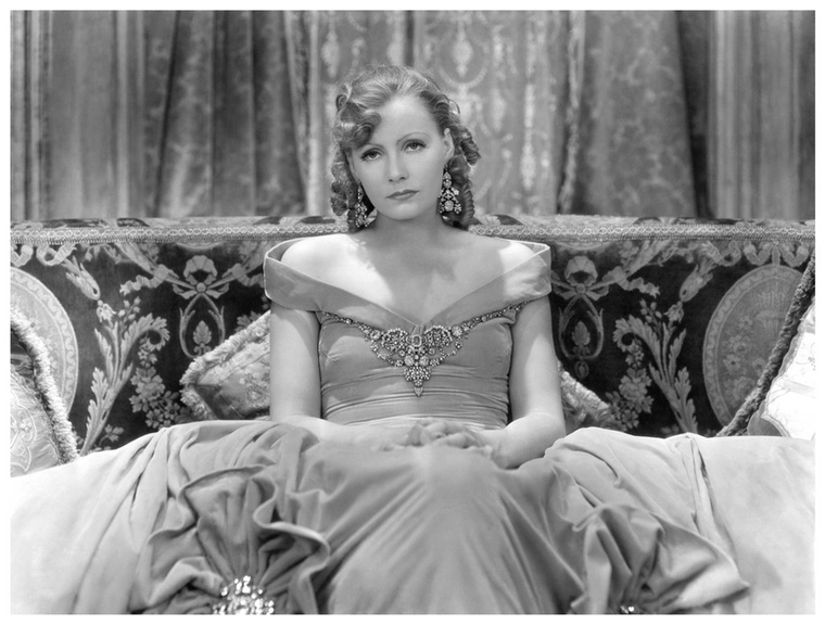 Greta GarboA legendás Greta Garbo a korabeli sminkeszközök hiányában saját maga készített szemfestéket: vazelint és szenet használt a tekintete hangsúlyozására