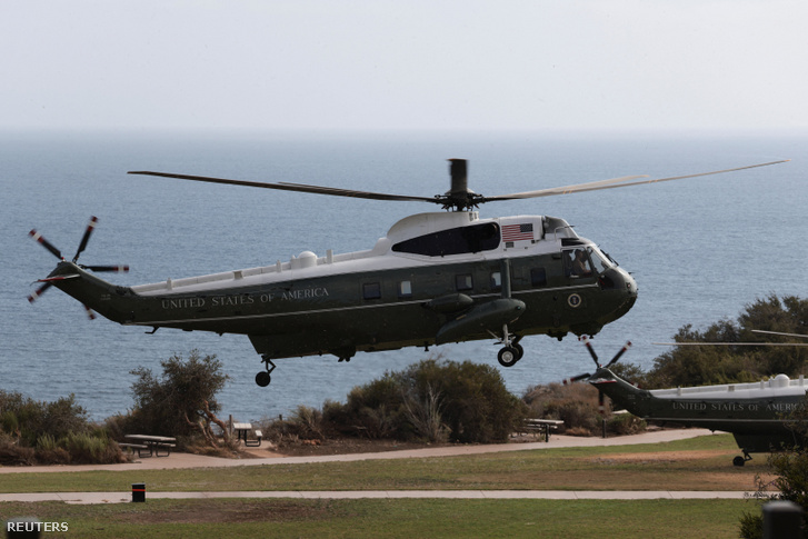 A Donald Trump amerikai elnököt szállító Marine One 2026. augusztus 4-én érkezik meg a kaliforniai Rancho Palos Verdesben található Trump National Golf Club Los Angelesbe