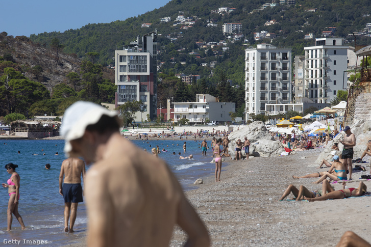 Turisták pihennek a montenegrói Sutomore strandján