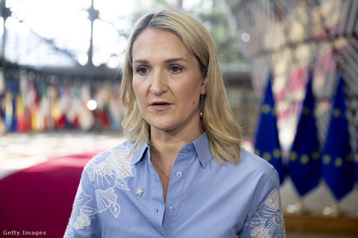 Helen McEntee, Írország külügy- és kereskedelmi minisztere, valamint védelmi minisztere a sajtónak nyilatkozik a Külügyek Tanácsának ülésén Brüsszelben, Belgiumban, 2026. július 13-án