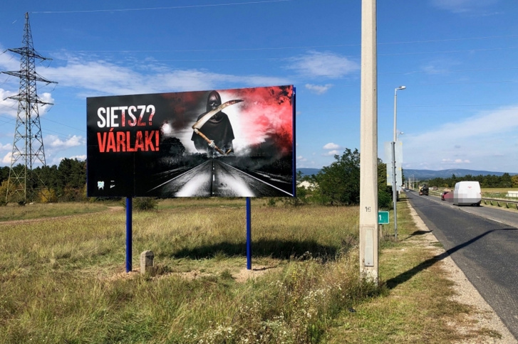A Veszprém Megyei Balesetmegelőzési Bizottság újabb elrettentő táblákkal hívja fel a közlekedők figyelmét a szabályok betartására