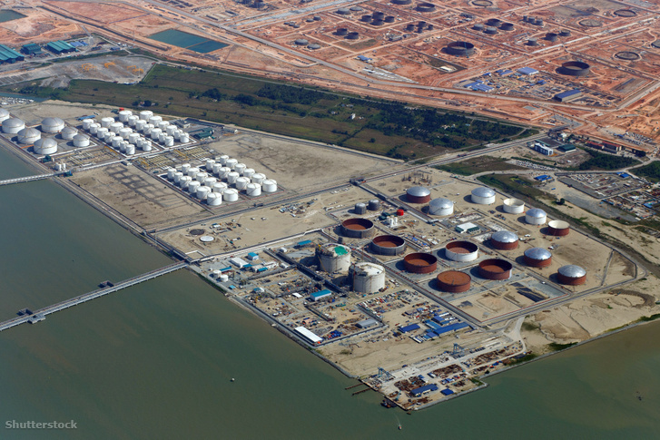 Légifelvétel a szingapúri Changi Szennyvíztisztító Telep (Changi Water Reclamation Plant) bővítéséről, amelynek célja a jövőbeni tisztítottvíz-igény kielégítése és a NEWater újrahasznosított ivóvíz előállításának növelése