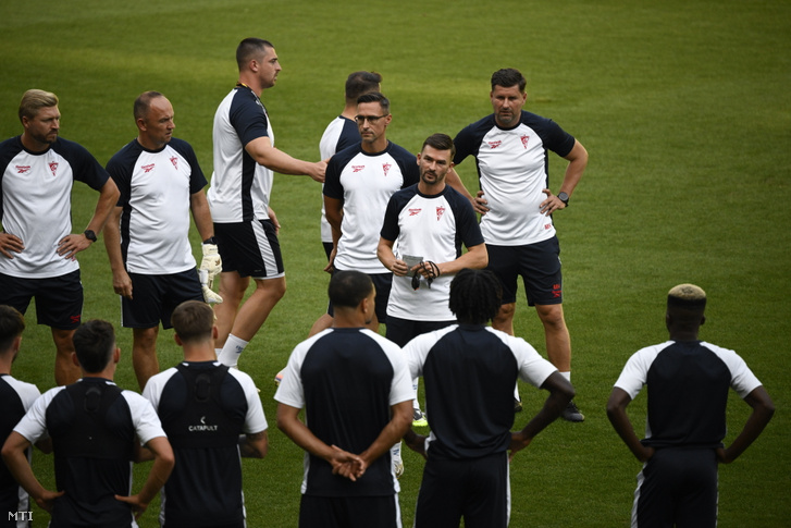 Michal Gasparik vezetőedző (k) a lengyel Górnik Zabrze labdarúgócsapatának edzésén a Groupama Arénában 2026. augusztus 4-én. A csapat másnap a Ferencvárosi TC ellen játszik az Európa-liga selejtezőjének 3. fordulójában