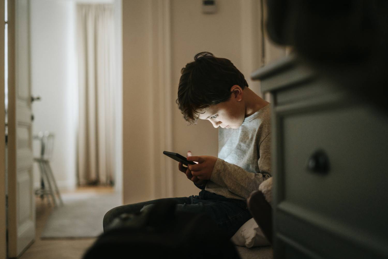 telefon képernyő képernyőidő gyerek közösségi média telefonfüggő