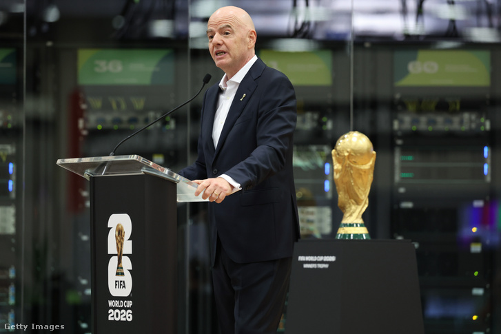 Gianni Infantino, a FIFA elnöke beszédet mond a 2026-os FIFA világbajnokság nemzetközi közvetítőközpontjának ünnepélyes megnyitója alkalmával 2026. június 1-jén Dallasban