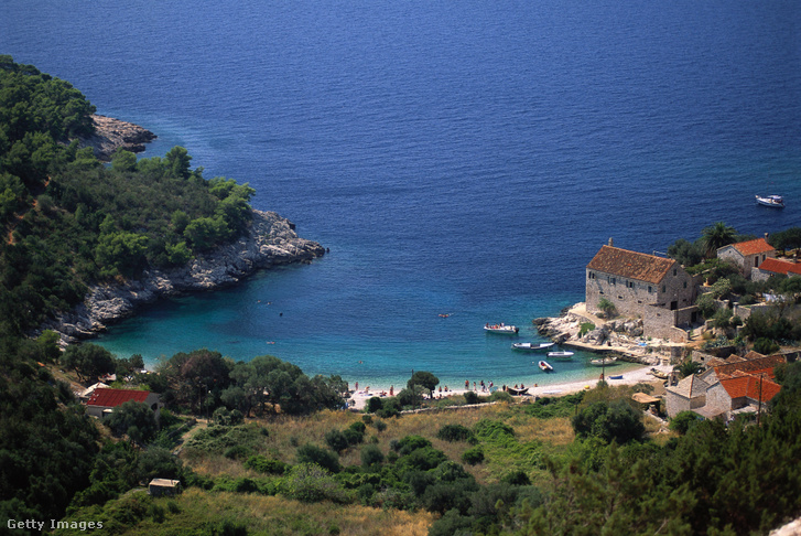 Egy falu a Hvar-sziget partján, Horvátország Dalmácia régiójában
