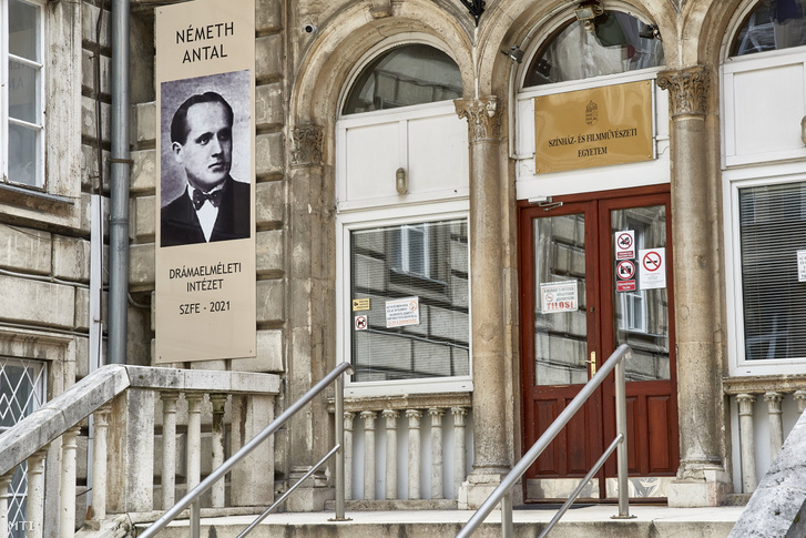 A Színház- és Filmművészeti Egyetem (SZFE) Sinkovits Imre Színházművészeti Intézetének és a Németh Antal Drámaelméleti Intézetnek otthont adó épület a főváros VIII. kerületében