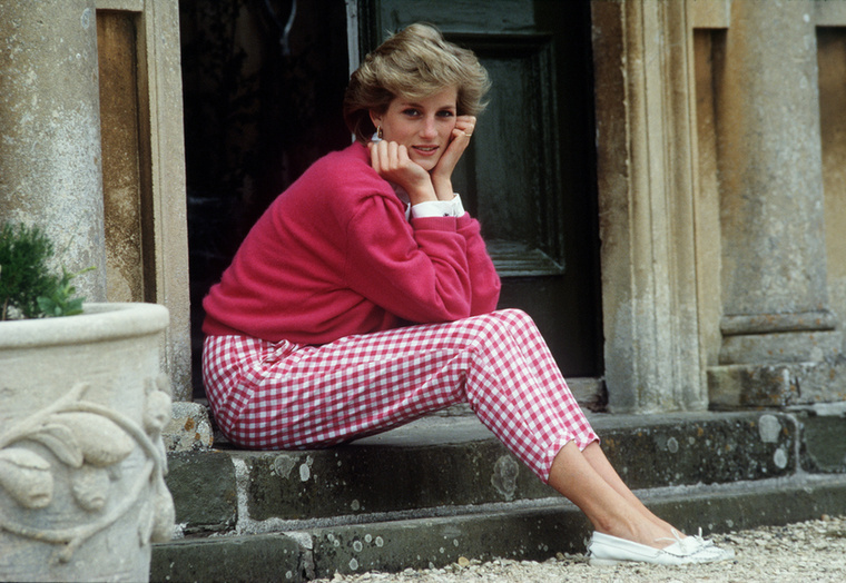 Diana terhes volt, amikor meghaltEgy másik elmélet szerint Diana Dodi Al-Fayed gyermekét várta, a királyi család pedig nem akarta, hogy Vilmos és Harry hercegnek muszlim féltestvére szülessen