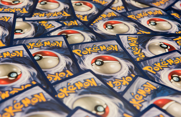Pokémon-kártyákA Pokémon egyszerre hódította meg a televíziót, a videojátékokat és az iskolai udvarokat