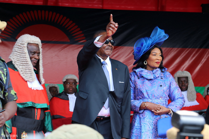 Arthur Peter Mutharika felesége, valamint Malawi főbírájának társaságában felesküszik 2019. május 28-án, miután megnyerte a második elnöki ciklusát - amit nem tudott kitölteni a Alkotmánybíróság döntése értelmében, olyan mértékű volt a választási csalás, például a tintaeltávolító folyadék tömeges használata a szavazóíveken