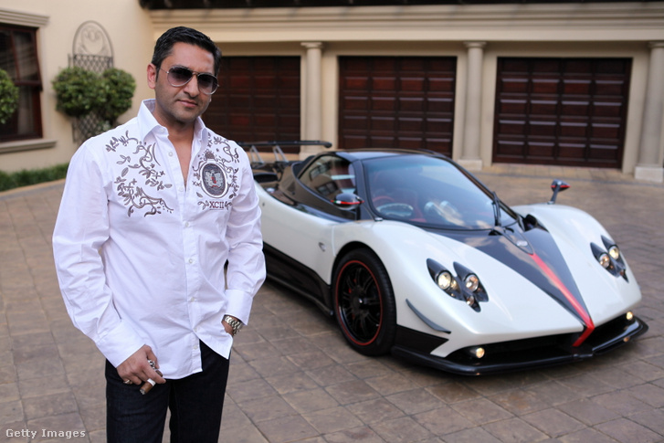 Zunaid Moti johannesburgi otthona előtt a kb. 2-2,5 milliárd forintot érő Pagani Zonda ultraluxus autójával 2012. november 2-án a Dél-afrikai Köztársaságban