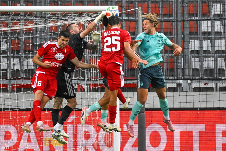 Blaz Boskovic (b), Sohan Baldoni (j), a Debrecen és Dominik Kotarski (b2), Felix Beijmo (j) a Köbenhavn játékosai a labdarúgó Konferencia-liga selejtezőjének 3. fordulójában játszott Debreceni VSC - FC Köbenhavn mérkőzésen a debreceni Nagyerdei Stadionban 2026. augusztus 6-án