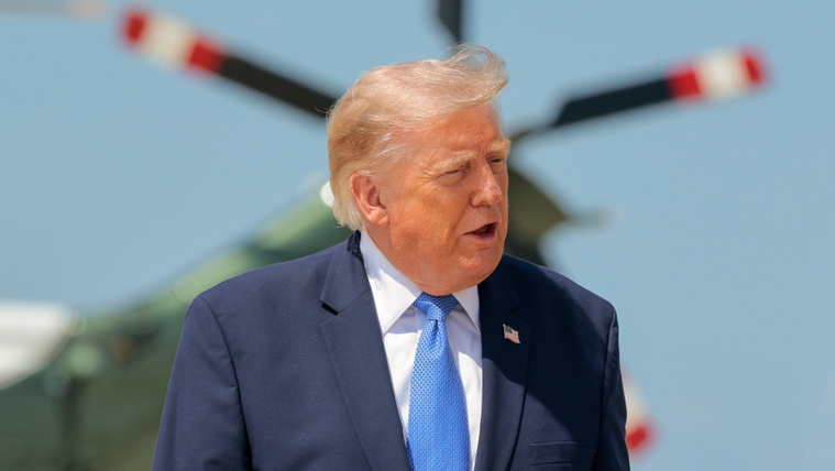 Donald Trumpnak 80 évesen váratlanul kinőtt a haja, egész Amerika ezen csámcsog