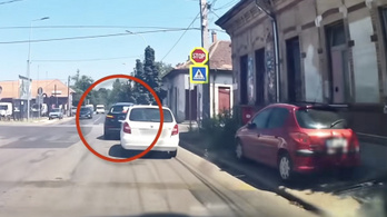 Lazán az út közepén hagyta az Audit, amíg beszaladt a boltba