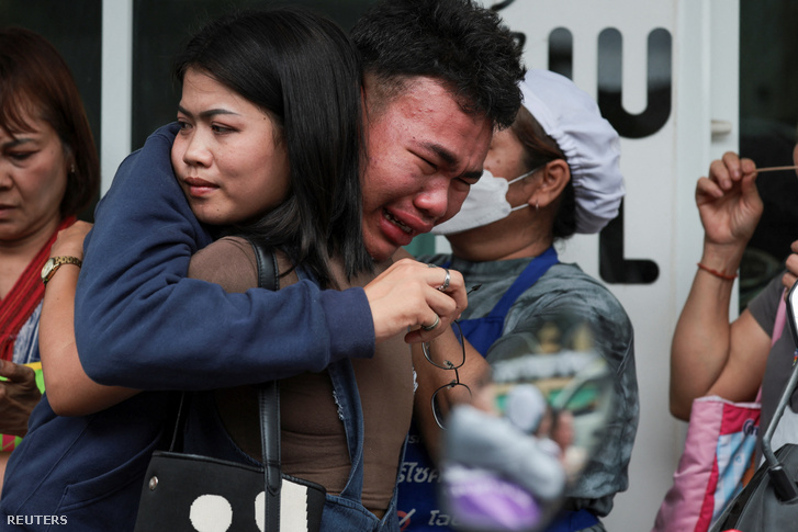 Egy diák a Debsirin Nonthaburi Iskolából való evakuálás után, miután lövöldözés történt az iskolában a thaiföldi Bangkok külvárosában, Nonthaburi tartomány Bang Kruai kerületében, 2026. augusztus 7-én