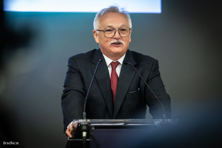 Hernádi Zsolt beszél egy sajtótájékoztatón 2026. július 31-én