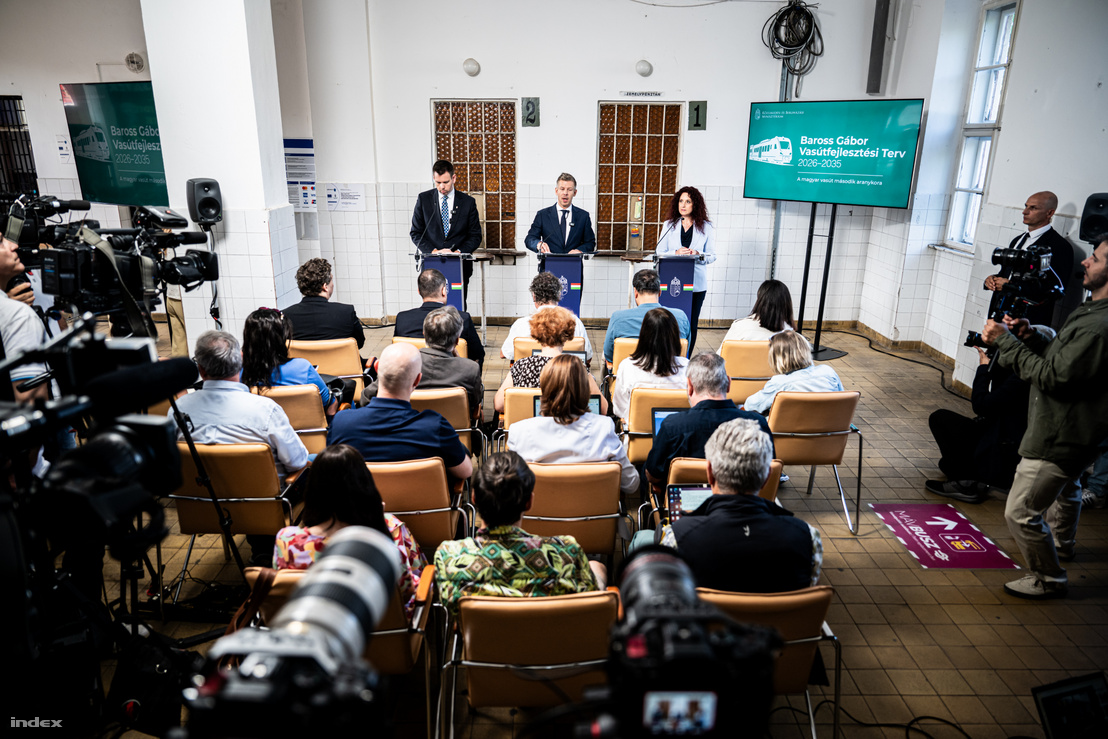 Vitézy Dávid, Magyar Péter és Magyar Éva a Baross Gábor Vasútfejlesztési Terv bejelentésén 2026. július 22-én