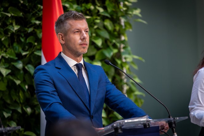 Több milliárd euró sorsáról tárgyal Magyar Péter Budapesten órákon belül