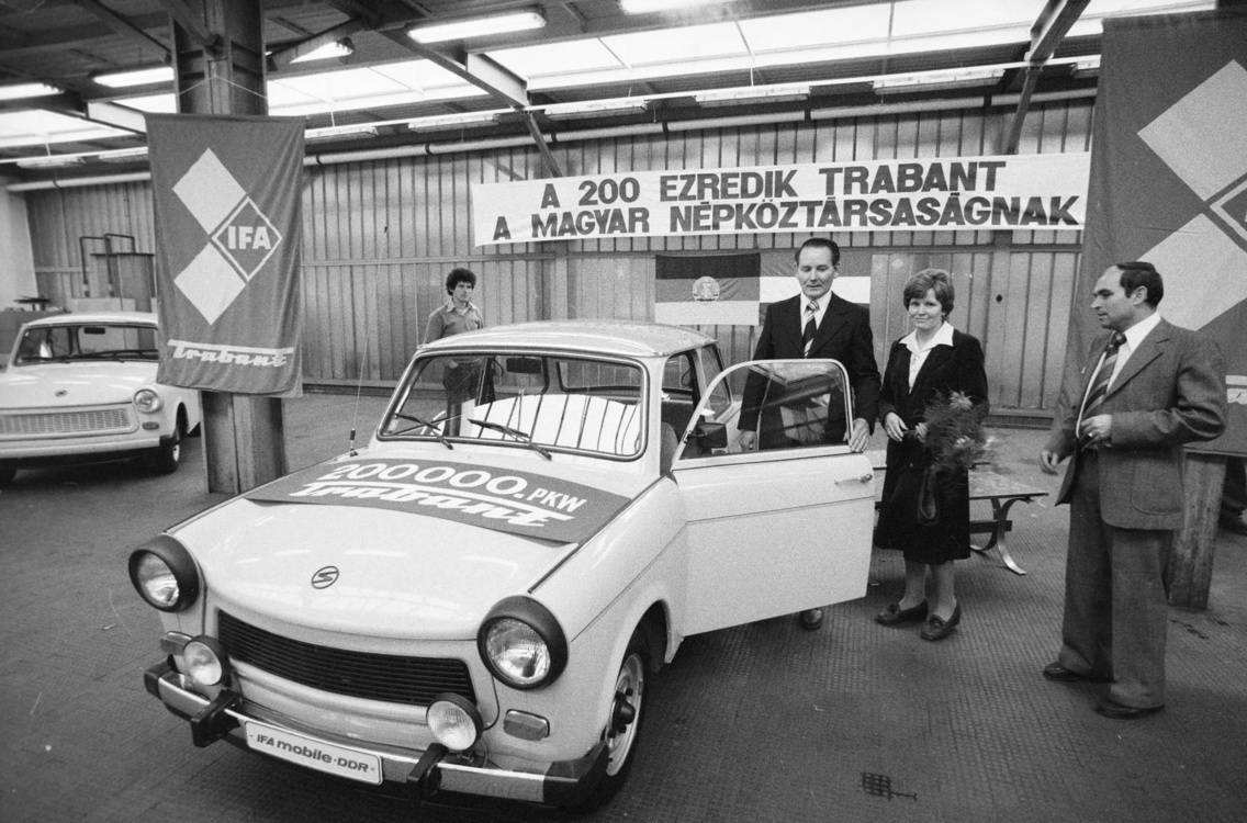 Petróleum utca 4., a Merkur Személygépkocsi Értékesítő Vállalat telepe. A felvétel a 200 000. Magyarországra exportált Trabant típusú személygépkocsi átadásakor készült, 1980