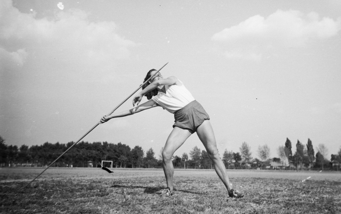 Csepel, Béke tér, sporttelep, Rohonczy Mária többszörös magyar bajnok atléta, 1949