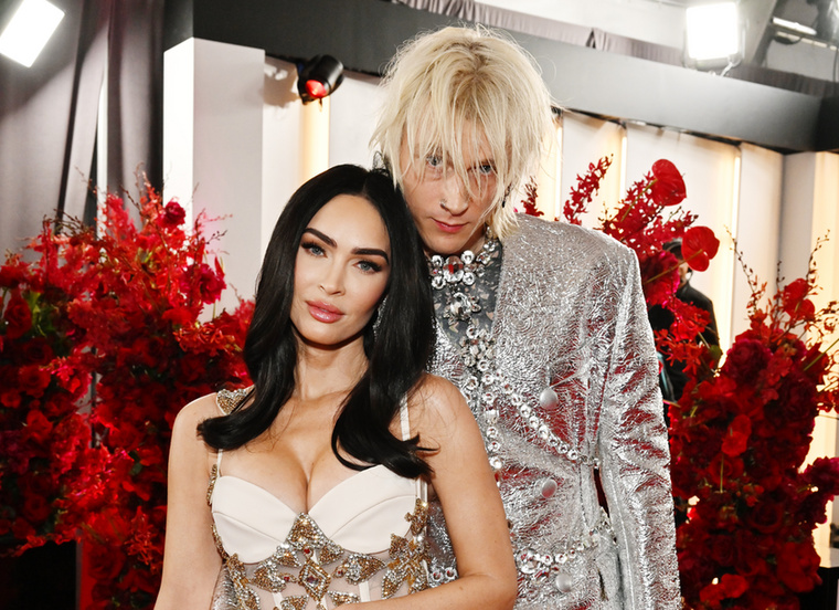 Machine Gun Kelly és Megan FoxA pár 2020 márciusában találkozott egy film forgatásán, amelyet később a koronavírus-járvány miatt felfüggesztettek