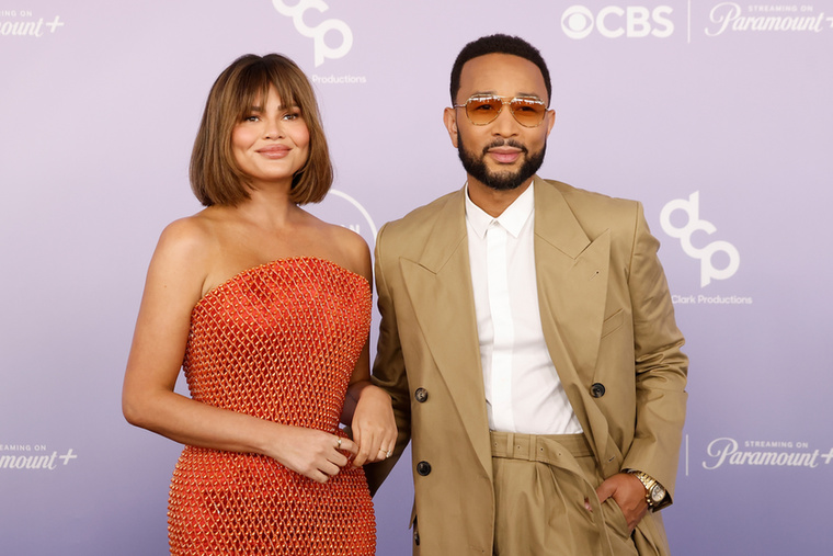 Chrissy Teigen és John LegendChrissy elárulta, hogy először akkor találkozott Johnnal, amikor felkérték, hogy alakítsa a szerelmét a Stereo videójában