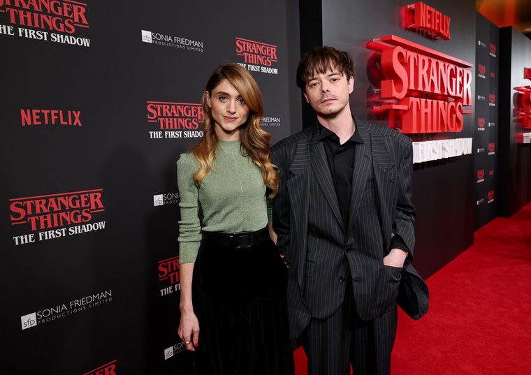 Natalia Dyer és Charlie HeatonA két színész a Stranger Things forgatásán találkozott, és már 2016-ban, a széria bemutatása után elkezdtek terjedni a kapcsolatukról szóló pletykák